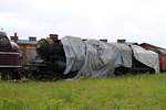 Hinter der MY 1104 stand ein kleiner Schatz der DSB Bahngeschichte, unter der Plane verbirgt sich eine Dampflok der Reihe DSB Litra E(Frichs Aarhus Baujahr 1947, 138t mit Tender, 110km/h) hier wohl die E 987 die 2008 ebenfall privat erworben wurde und seit 2009 in Tønder vor sich hingammelt. 08.06.2013