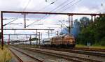 SRP Litra MY 1148 + RailAdv Habfis + 57/6723+19+22+17+16+05+11+07+04 + RailAdv Habfis mit der �blichen Zweitakter Wolke bei dr Abfahrt nach Pattborg/DK.
