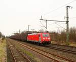 RSC 185 334-7 mit der  braunen Wand  nach Schweden hier beím Kurzhalt in Jübek.