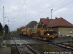 Gleisbaumaschinen beim verlassen des Bahnhofs Reuen in Richtng Halle (Saale) am 23.10.15