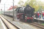 Am 21 Oktober 2012 treft 01 1075 mit Dampfpendelzug in Gouda ein.