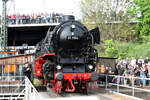 01 1104 auf der Drehscheibe im Bw Dresden Altstadt am 13.4.24