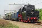 SSN 23 023 schleppt der Nostalgie-Express am 6 Mai 2022 durch Alverna nach Arnhem.