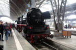 br-35/861483/23-1097-35-1097-mit-345 23 1097 (35 1097) mit 345 137 stehen als Sonderzug im Bahnhof Leipzig Hbf bereit am 30.3.24