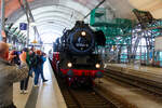 BR 41/872298/41-1144-mit-einen-sonderzug-bei 41 1144 mit einen Sonderzug bei der Einfahrt in den Endbahnhof Dresden Hbf am 13.4.24