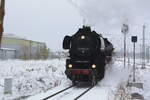 52 8154 mit dem Weihnachtsmann kommend von Leipzig-Plagwitz bei der Einfahrt in den Bahnhof Leipzig Hbf am 2.12.23