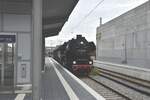 52 8168 steht am Bahnsteig Gleis 2 mit dem Seenland Express gen Gunzenhausen.  11.10.2025
