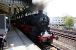 BR 58/872285/58-1111-mit-einen-sonderzug-im 58 1111 mit einen Sonderzug im Bahnhof Dresden Hbf am 12.4.24