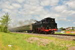 064 518-4 der deutschen Gesellschaft f�r Eisenbahngeschichte ist in Oerlenbach aus Bad Kissingen kommend vor einem SDZ von Gleis Gl�ck auf einer Rundfahrt von und nach W�rzburg Hbf dort abgelichtet worden von mir. 9.5. 2026