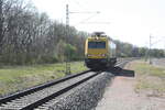 Instandhaltungsfahrzeuge/736795/711-210-bei-der-durchfahrt-im 711 210 bei der Durchfahrt im Bahnhof Schkopau am 26.4.21
