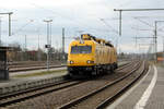 Instandhaltungsfahrzeuge/861477/711-210-von-db-netz-instandhaltung 711 210 von DB Netz Instandhaltung bei der Durchfahrt im Bahnhof Angersdorf am 21.3.24