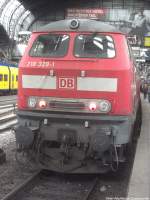 218 329-1 im Bahnhof Hamburg Hbf (Schlusslicht eingeschaltet) am 1.9.13
