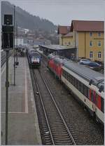 Whrend die Alex 223 mit ihrem Zug nach Mnchen auf die Abfahrt wartet, fahren zwei VDB 218 mit einem EC nach Zrich durch den Bahnhof von Immenstadt. 

15. Mrz 2019