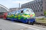 218 443-0 von db-gebrauchtzug bei der abfahrt mit RE2 von lübeck hbf nach bad kleinen,26.08.25