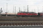 232 230 wartet mit einem Güterzug auf die Weiterfahrt im Güterbahnhof Halle/Saale am 23.1.20