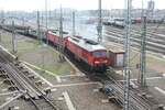 233 232 mit einer Schwestermaschine verlassen mit einem Güterzug den Güterbahnhof Halle/Saale am 29.4.22