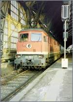In Dresden wartet die 234 582-5 mit einem IR auf die Abfahrt.