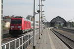 245 023 mit einem InterCity mit ziel Kassel-Wilhelmshhe im Bahnhof Gera Hbf am 8.5.20