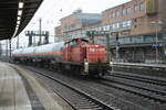 294 655 mit 3 Kesselwagen bei der Durchfahrt im Bahnhof Bremen Hbf am 8.1.21