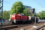 294 702 mit einen Kesselwagen bei der Durchfahrt im Bahnhof Dresden Hbf am 12.4.24