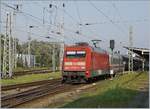 BR 101/614879/die-db-101-106-4-verlaesst-mit Die DB 101 106-4 verlässt mit ihrem IC nach Ostseebad Binz den Bahnhof von Rostock.
30. Sept. 2017