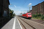 BR 101/709716/101-136-und-101-048-mit 101 136 und 101 048 mit einen IC-Ersatzzug bei der Durchfahrt in Niemberg am 30.7.20