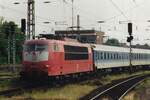 br-103-ex-e03/790730/scanbild-von-103-126-mit-ir Scanbild von 103 126 mit IR 2744 'AGRICOLA' während der Einfahrt in Mönchengladbach am 5 November 1999.