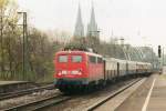 Am 13 April 2000 durchfahrt Rheingold-Garnitur mit 110 249 Kln-Deutz.