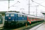 Die Blaue 110 224 steht am 24 Mai 2002 in Singen (Hohentwiel).
