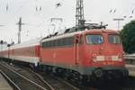 BR 110/802045/db-110-356-steht-mit-ein DB 110 356 steht mit ein Nachtzug nach Brennero am 24 Mai 2004 in Hamburg-Altona.