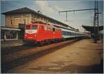 Im Frühling 1992 ist die DB 110 221-9 mit einem Interregio (IR) in Aalen auf dem Weg von Nürnberg nach Stuttgart.