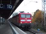 BR 112/301030/112-189-steht-als-re23-mit 112 189 steht als RE23 mit ziel Elsterwerda (zielanzeige steht noch Stralsund Hbf drinne) im Bahnhof Stralsund Hbf am 13.10.13