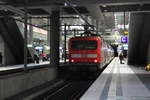 112 187 verlsst als RE3 mit ziel Falkenberg (E) den Bahnhof Berlin Hbf (Tief) am 4.1.20