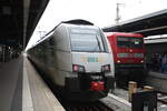 4746 303 und 112 187 im Bahnhof Stralsund Hbf am 25.7.21