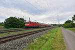 BR 112/854904/wfl-112-141-mit-dostock-ersatzzug-als WFL 112 141 mit Dostock-Ersatzzug als RE80 nach Würzburg Hbf  beim Verlassen von  Winterhausen. 14.7.2024