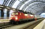 Am Abend von 6 Mai 2011 steht 120 157 mit Nachtzug in Dresden Hbf.