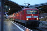 BR 143/695760/143-925-mit-143-114-als 143 925 mit 143 114 als S9 mit ziel Eilenburg im Bahnhof Halle/Saale Hbf am 13.2.20