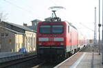 BR 143/776374/143-932-von-eilenburg-kommend-bei 143 932 von Eilenburg kommend bei der Einfahrt in den Endbahnhof Halle/Saale Hbf am 24.3.22