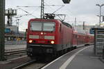 143 957 von Eilenburg kommend bei der Einfahrt in den Endbahnhof Halle/Saale Hbf am 7.4..22