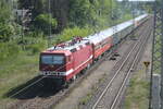BR 143/783436/232-601-der-wfl-mit-243 232 601 der WFL mit 243 005 verlassen den Bahnhof Ortrand in Richtung Groenhain am 15.5.22
