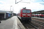 BR 143/810979/143-821-verlaesst-mit-ziel-schoena 143 821 verlsst mit Ziel Schna den Bahnhof Pirna am 6.6.22
