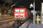 BR 143/851352/143-828-steht-als-s2-mit 143 828 steht als S2 mit ziel Pirna im Bahnhof Dresden Hbf am 13.3.24