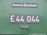br-144-ex-e44/491396/reichsbahnschild-loknummer-und-reichsbahndirektion-von-der Reichsbahnschild, Loknummer und Reichsbahndirektion von der E44 044 in Grokorbetha am 17.4.16