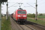 145 043 mit einem Güterzug bei der Durchfahrt in Zöberitz am 29.4.22