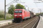 145 002 mit einem Güterzug bei der Durchfahrt in Zöberitz am 29.4.22