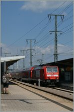 BR 146/511386/die-db-146-223-3-wartet-mit Die DB 146 223-3 wartet mit einem IRE in Singen auf die Abfahrt nach Stuttgart.
02.08.2015