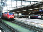 BR 146/594490/146-129-2-als-re8-mit-ziel 146 129-2 als RE8 mit ziel Bremerhaven-Lehe und 146 556-6 mit einem InterCity 2 (IC2) im Bremer Hbf am 7.1.18