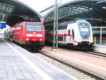 146 031 als RE30 mit ziel Magdeburg Hbf und ein InterCity2 im Bahnhof Halle/Saale Hbf am 12.7.18