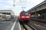 BR 146/712050/146-027-mit-dem-re30-mit 146 027 mit dem RE30 mit ziel Magdeburg Hbf im Bahnhof Halle/Saale Hbf am 11.8.20