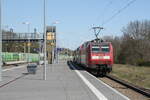 BR 146/736797/146-026-mit-dem-re18-mit 146 026 mit dem RE18 mit Ziel Halle/Saale Hbf bei der Durchfahrt im Bahnhof Schkopau am 26.4.21